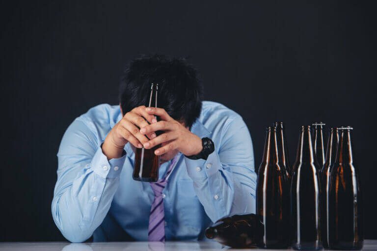 Man suffering from alcohol withdrawal syndrome treatment at apollo jabalpur