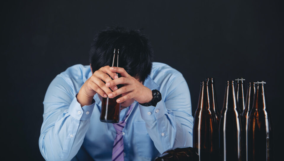 man suffering from alcohol withdrawal syndrome treatment at apollo jabalpur