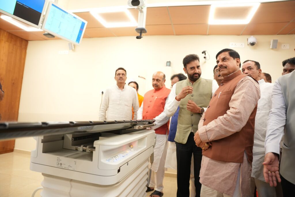 Inauguration Of Linac Radiotherapy &Amp; Pet-Ct Scan Machines At Apollo Jbp Hospitals By Dr Mohan Yadav, Cm Madhya Pradesh 4 Shri saurabh baderia, chairman, apollo jbp hospitals, jabalpur briefing about linac radiotherapy and pet-ct scan machines to dr mohan yadav cm madhya pradesh
